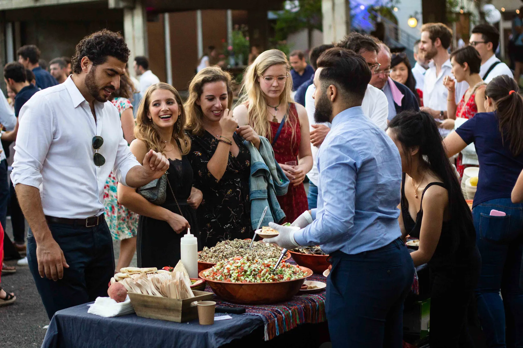 Apéritif dînatoire d'entreprise servi par l'équipe Anima Musica
