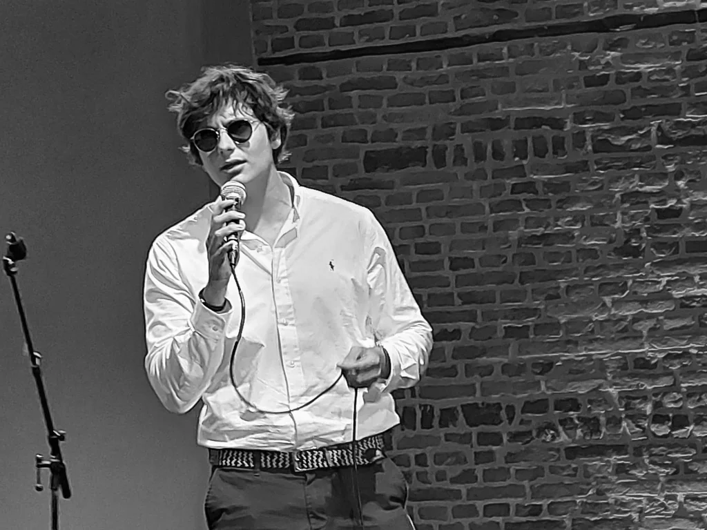 Fran&ccedil;ois Thiry en noir et blanc, micro en main