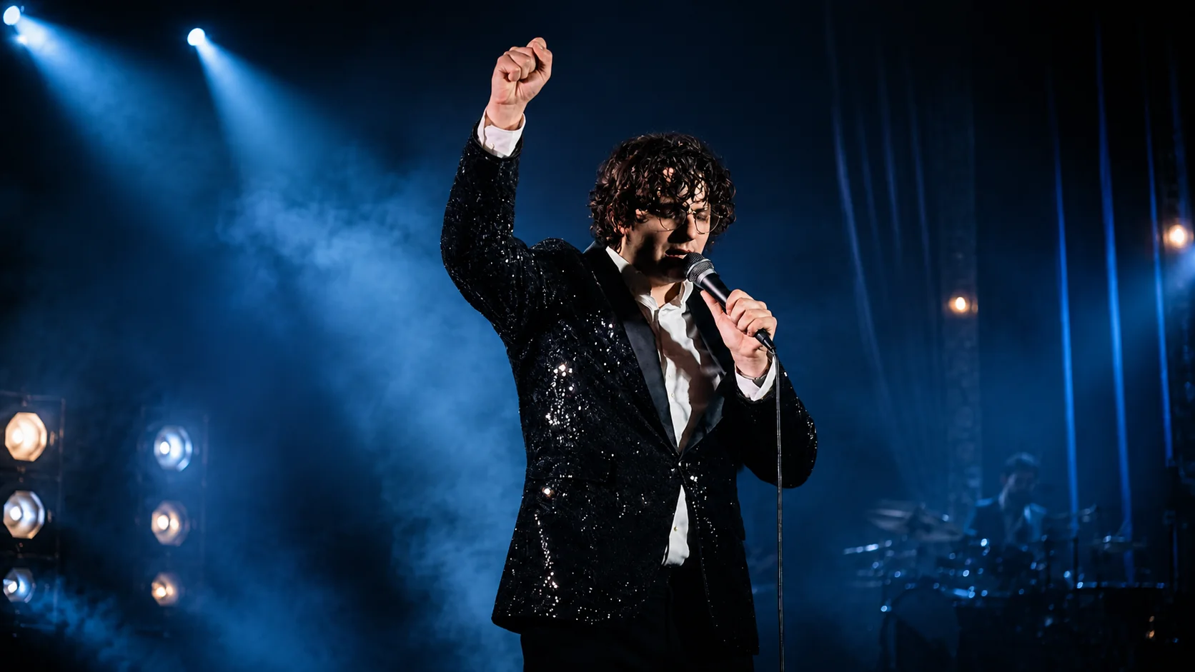 Fran&ccedil;ois Thiry en concert, poing lev&eacute;