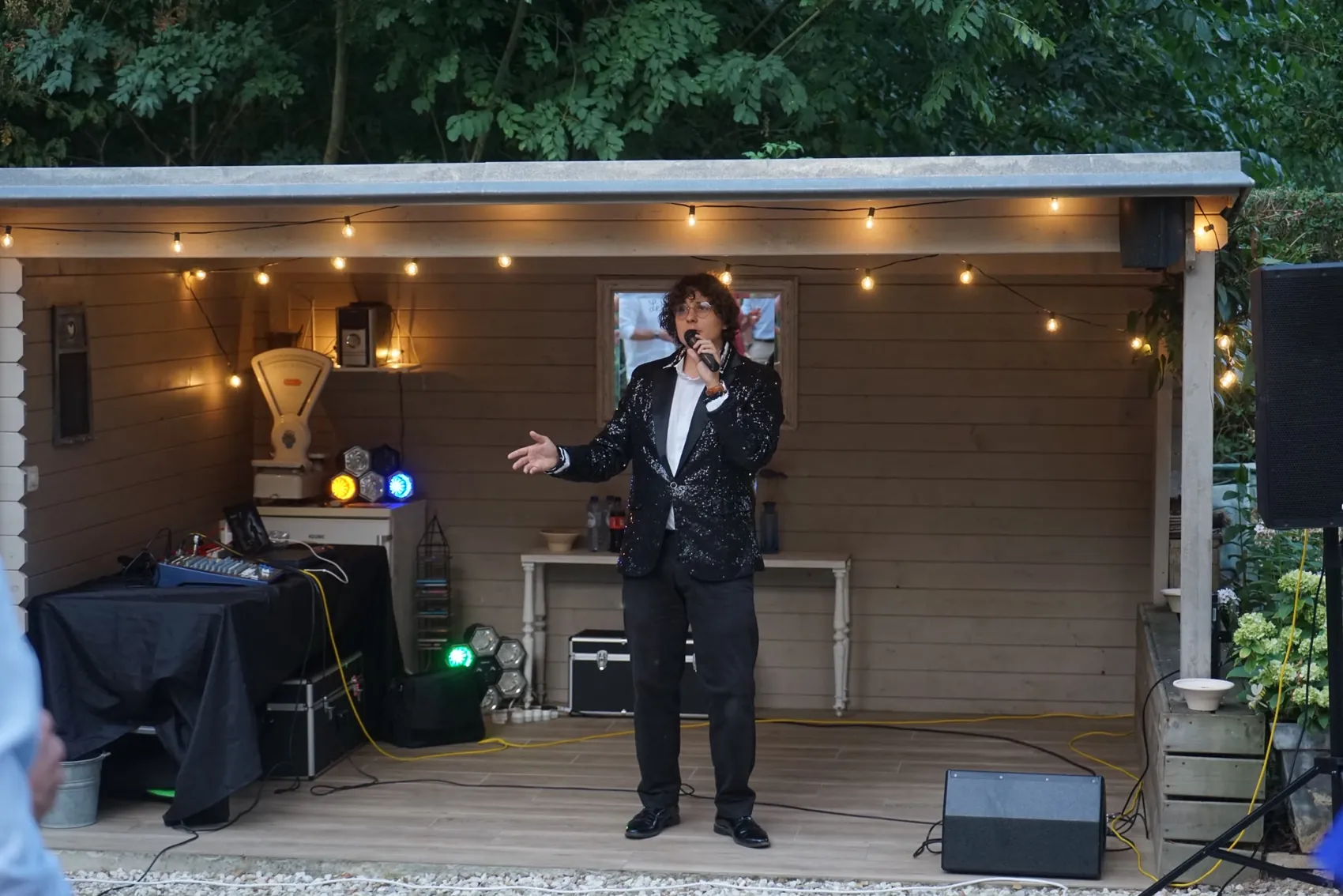 Concert sous les guirlandes dans un jardin privé