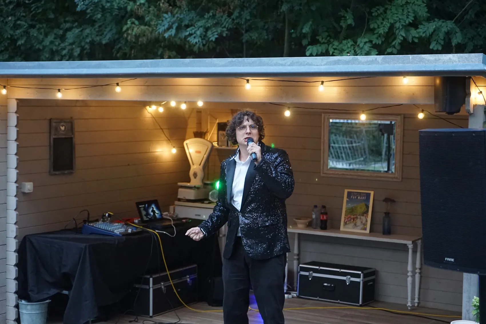 Le concert au même endroit, guirlandes allumées