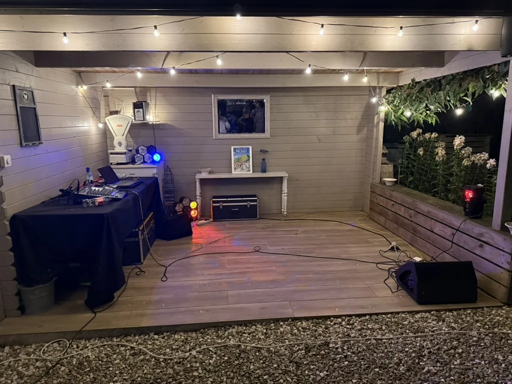 Le même pool house, une fois la soirée passée en mode dansant