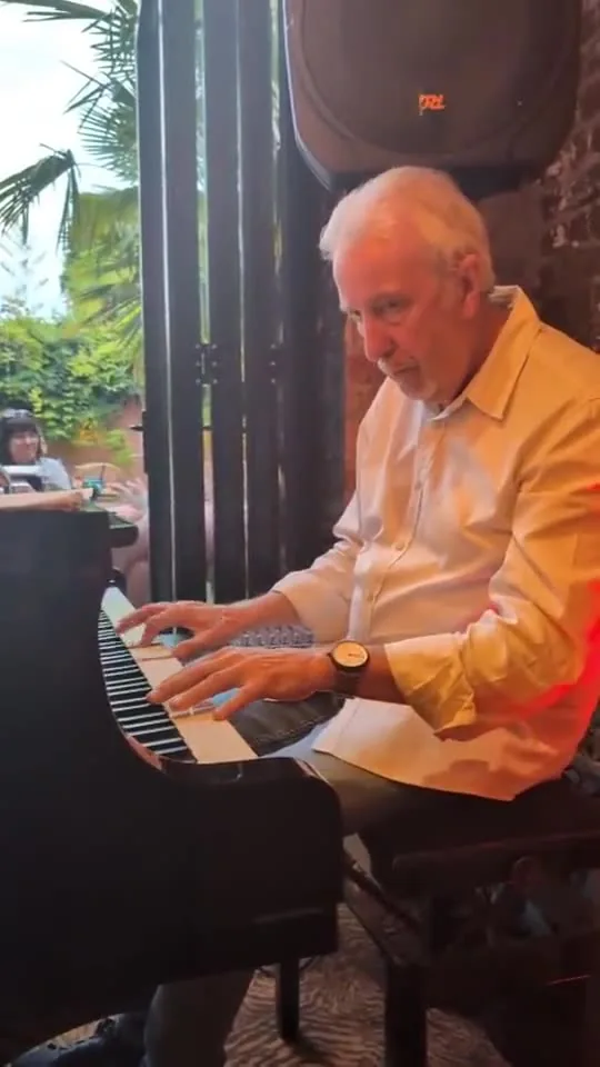 Guy Rens au piano &agrave; queue en terrasse
