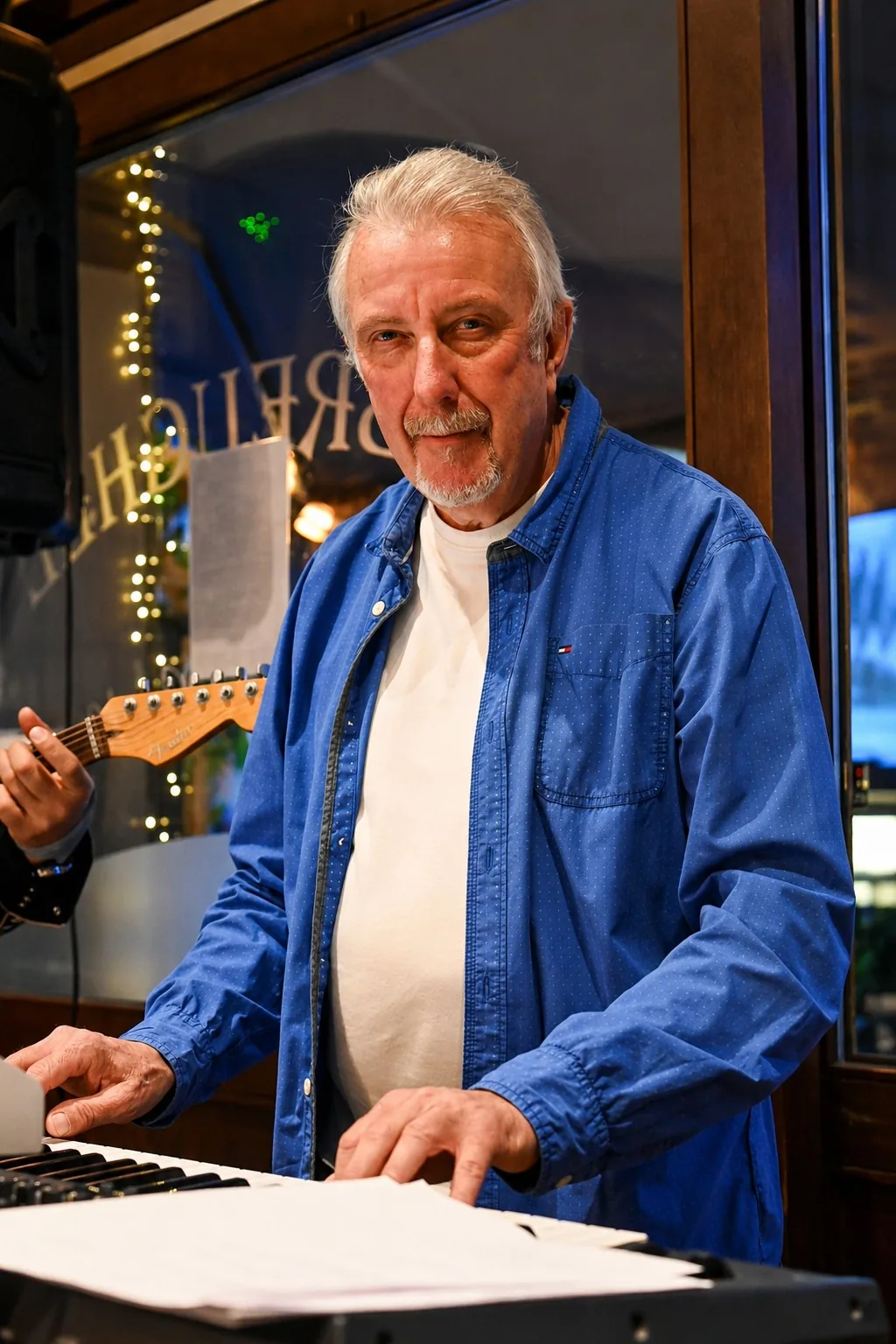 Guy Rens &agrave; son clavier sc&eacute;nique