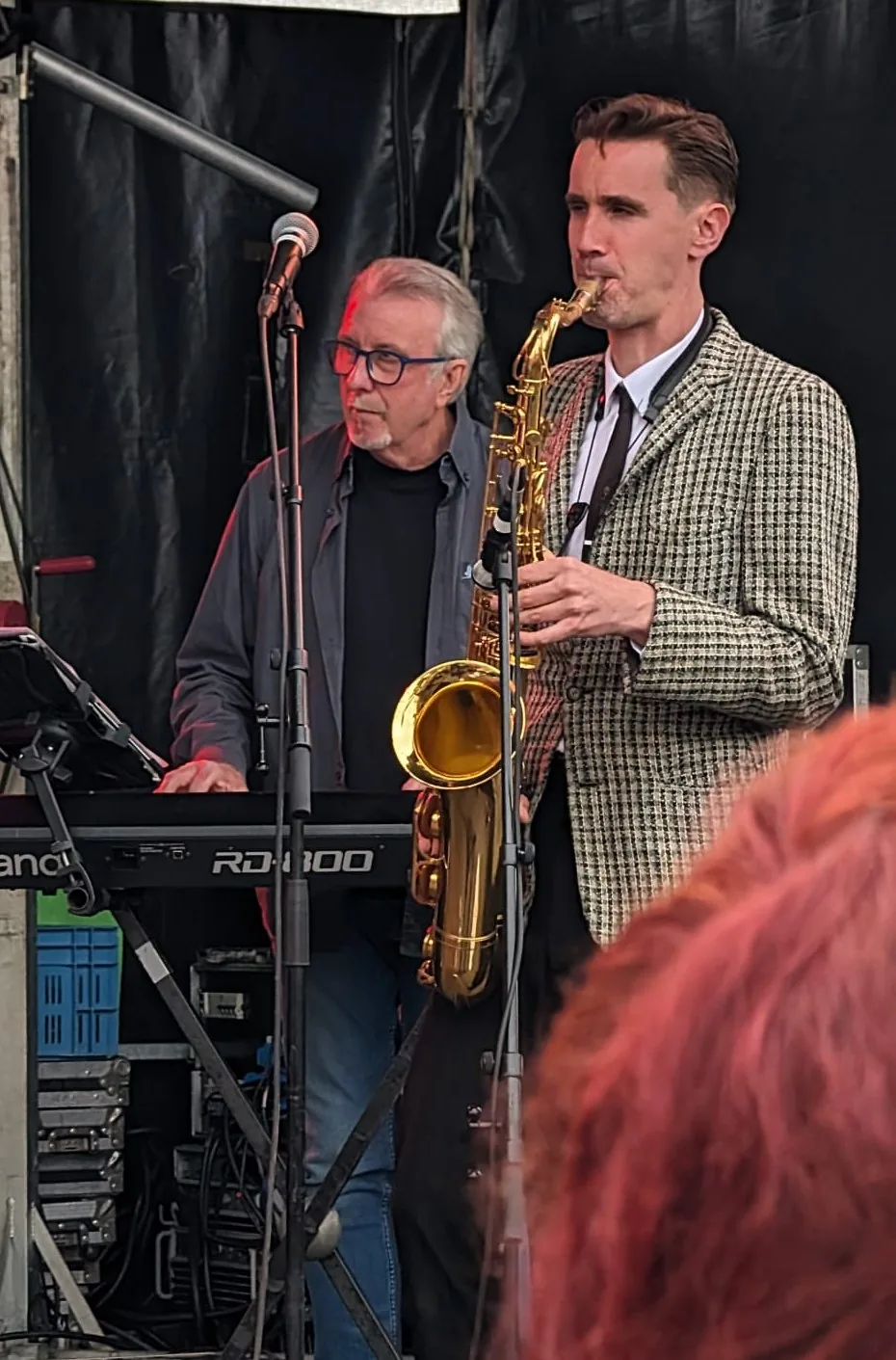 Guy Rens sur sc&egrave;ne en duo avec un saxophoniste