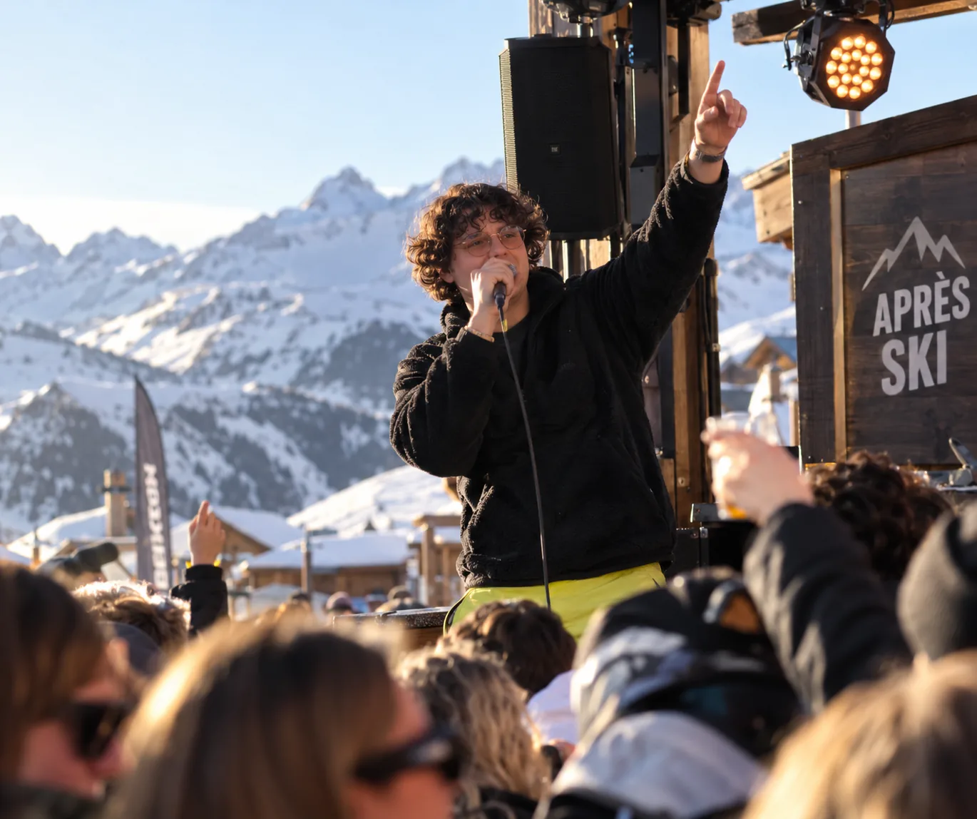 Concert live en terrasse d'altitude devant un public d'après-ski