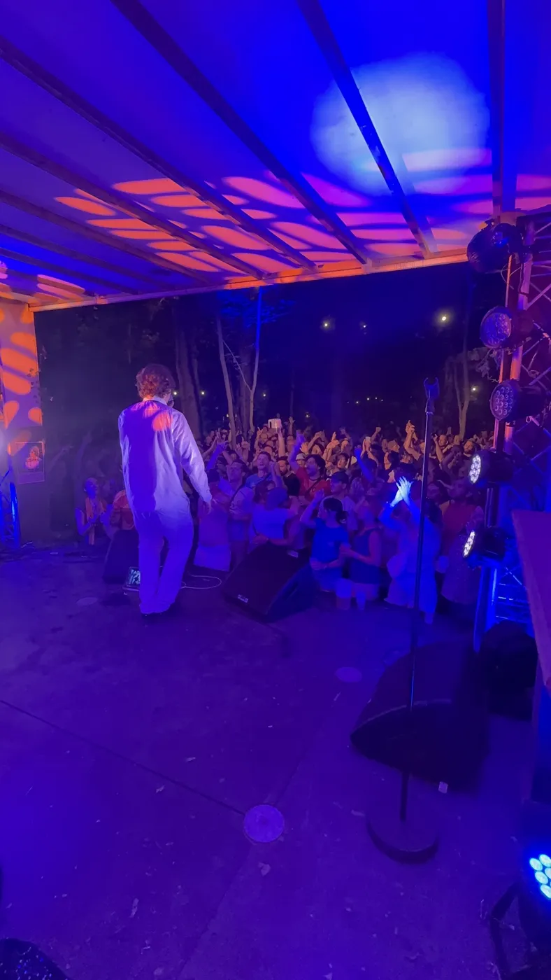 Sardou Junior face a la foule de LaSemo 2026 au Parc d'Enghien
