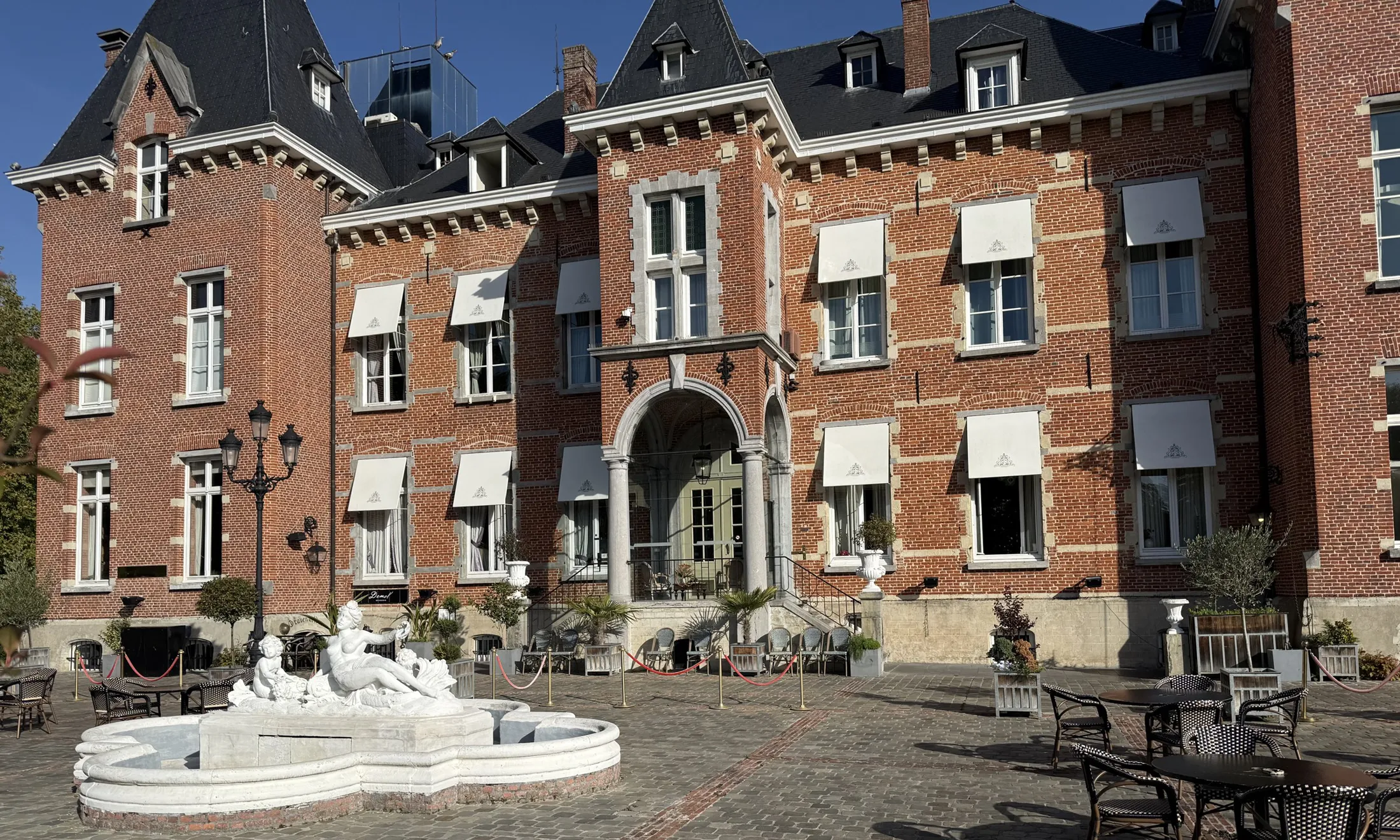 La cour d'honneur et la façade de Kasteel Gravenhof
