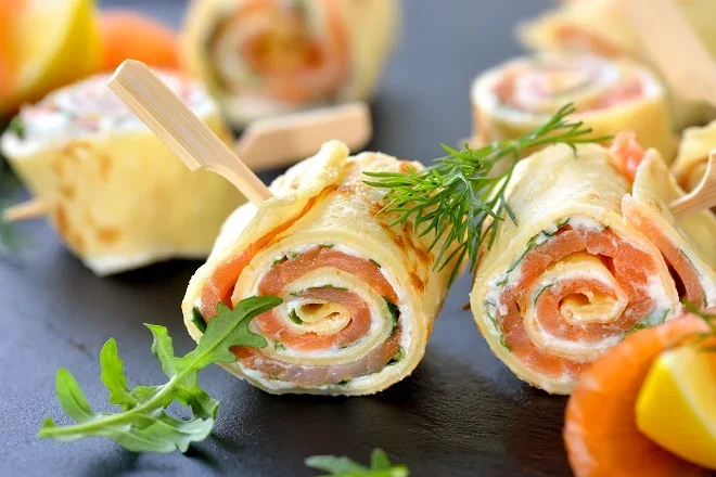 Roulés de crêpe au saumon fumé et aneth, bouchées apéritives