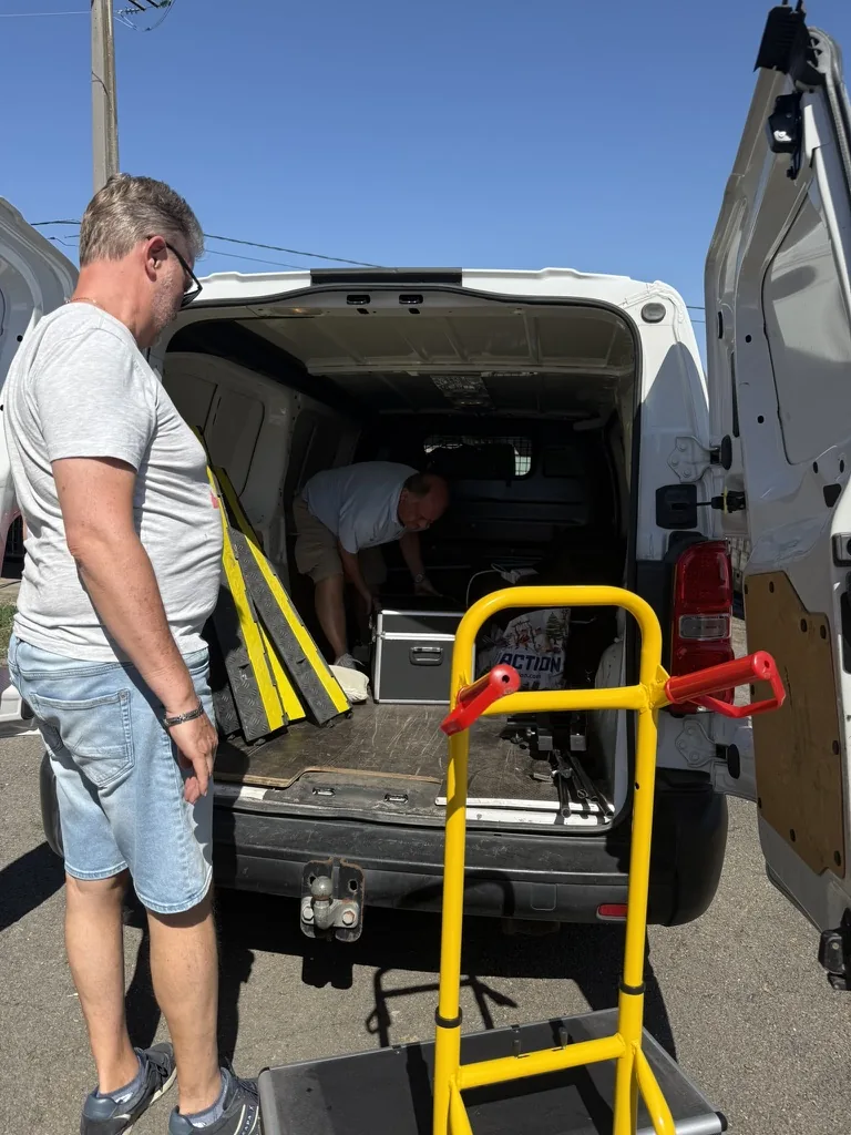 Sortie des flight cases de la camionnette