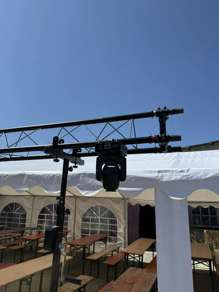 Lyre motorisée en place sur la structure