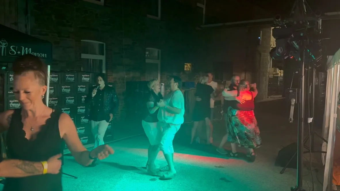 La piste à minuit, relais DJ sur la même installation
